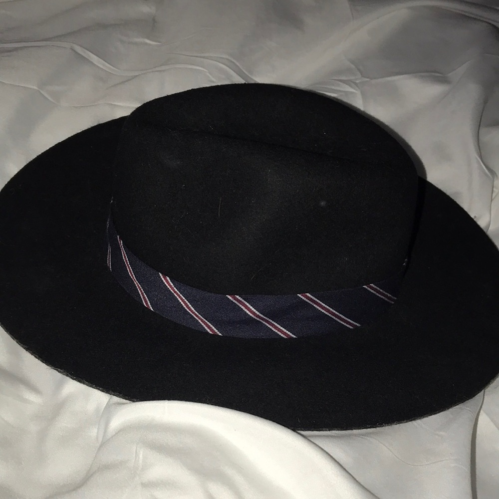 Floppy hat never worn, perfect for fall